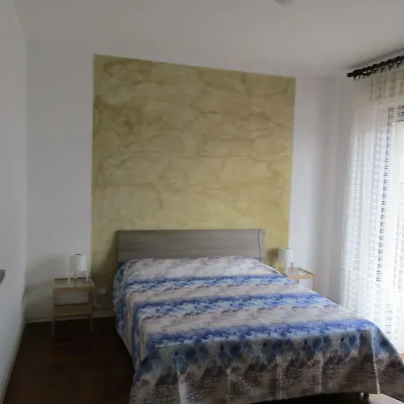 Red Rose Apartment *